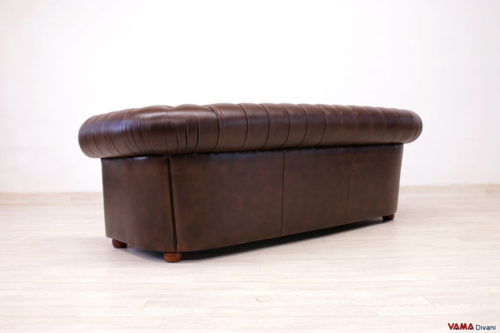 Retro del divano Chesterfield 3 posti marrone invecchiato