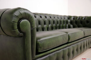 Bracciolo divano Chester tre posti in pelle vintage verde inglese