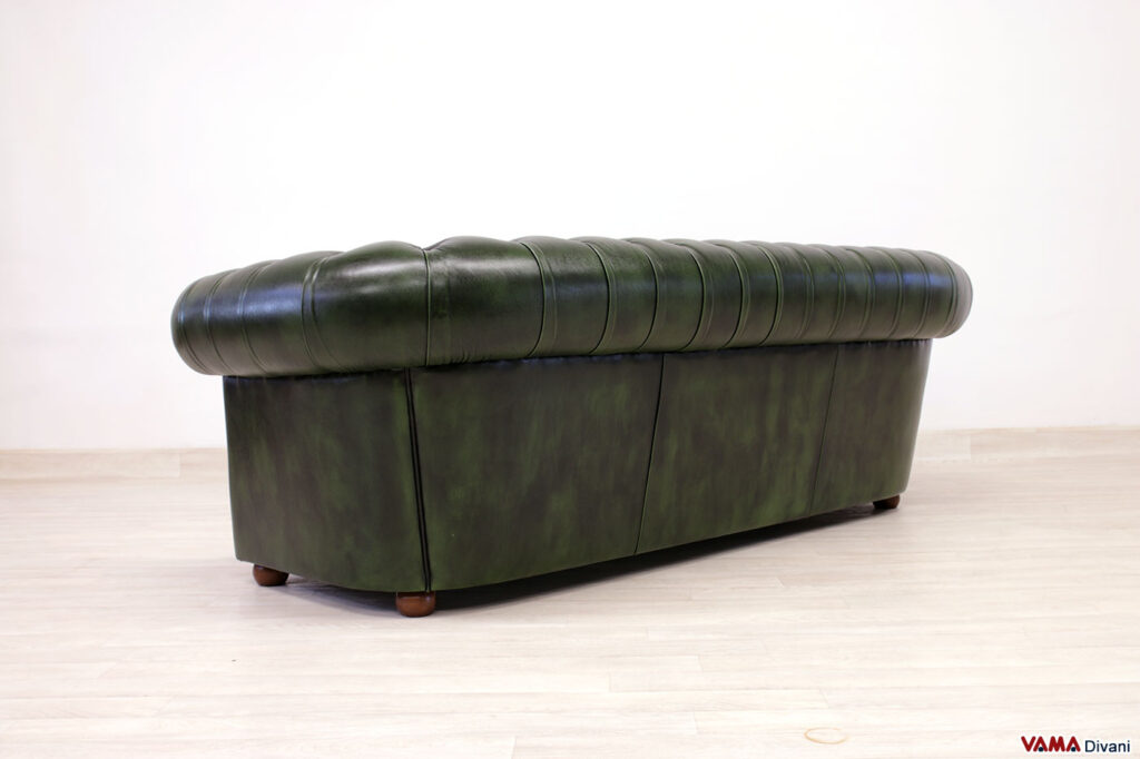 Divano Chesterfield verde inglese visto da dietro