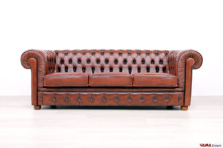 Divano Chesterfield 3 posti in pelle invecchiata color ruggine