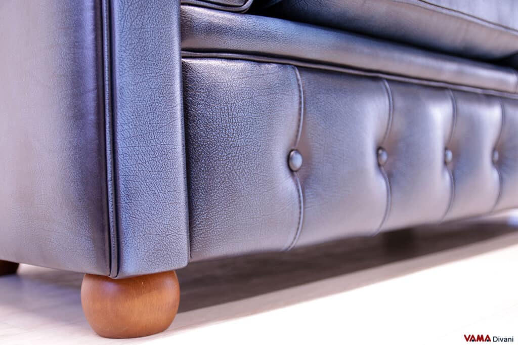 Base bottonata con piedi tondi del divano Chesterfield