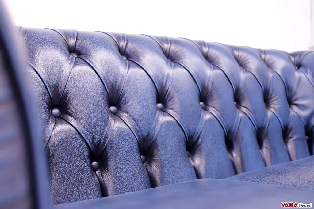Lavorazione capitonné dello schienale Chesterfield blu