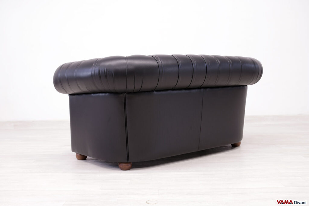 Divano nero Chesterfield 2 posti visto da dietro