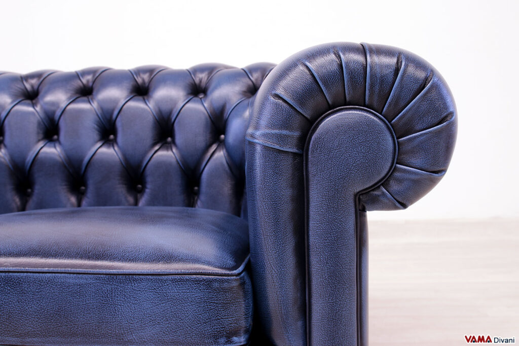 Bracciolo divano Chesterfield blu in pelle invecchiata