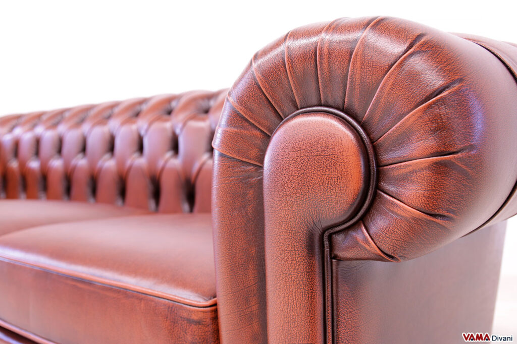 Bracciolo stile inglese del divano Chesterfield ruggine