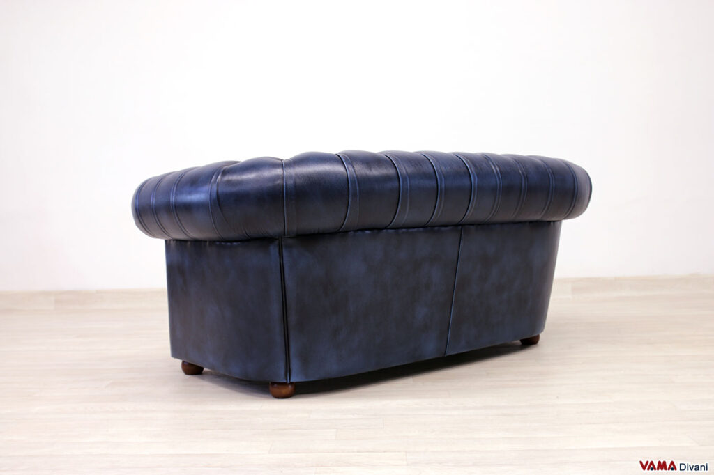 Divano Chesterfield 2 posti blu visto da dietro