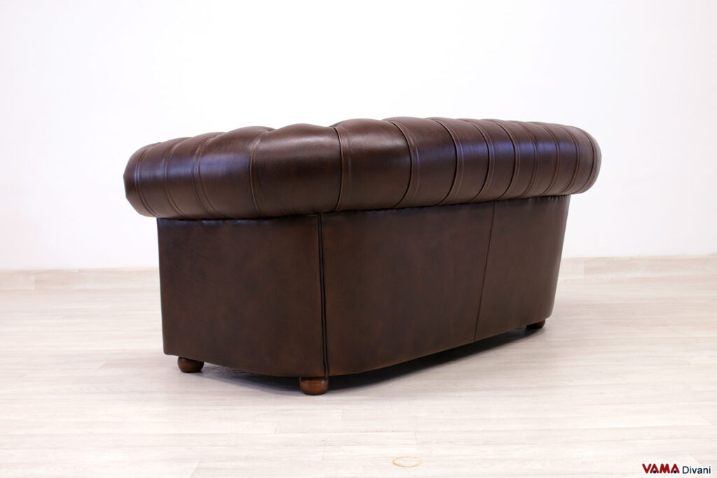 Divano Chesterfield marrone vintage visto da dietro