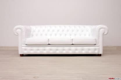 Divano Chesterfield in pelle bianco ottico freddo