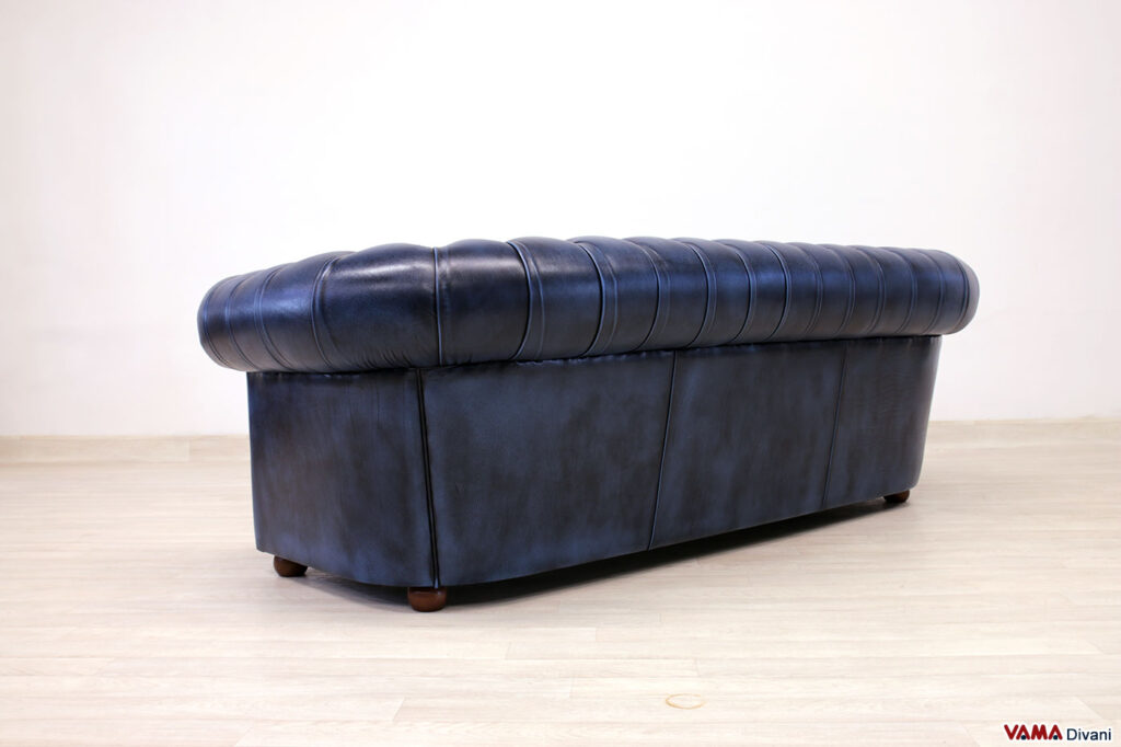 Divano Chesterfield blu vintage visto da dietro