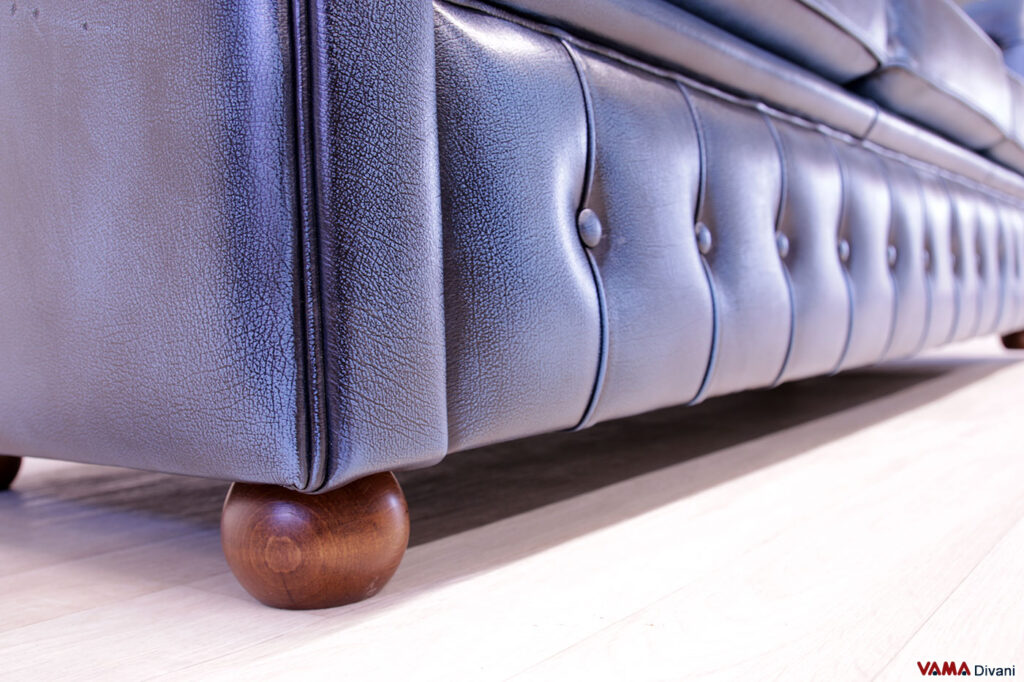 Gamba a cipolla in legno con base bottonata Chesterfield