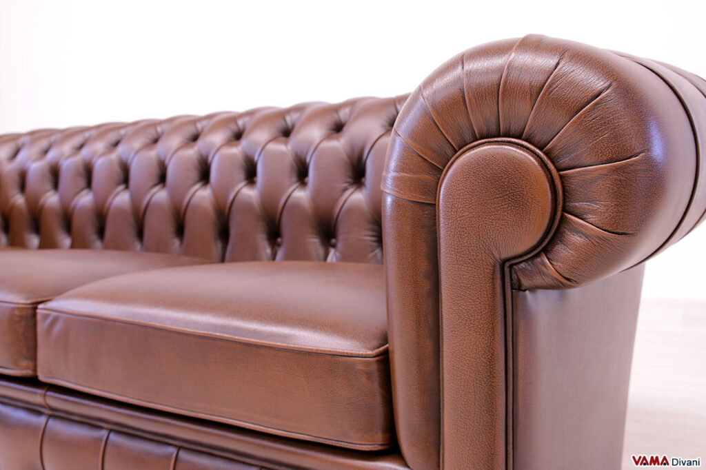 Bracciolo divano Chesterfield marrone vintage stile inglese