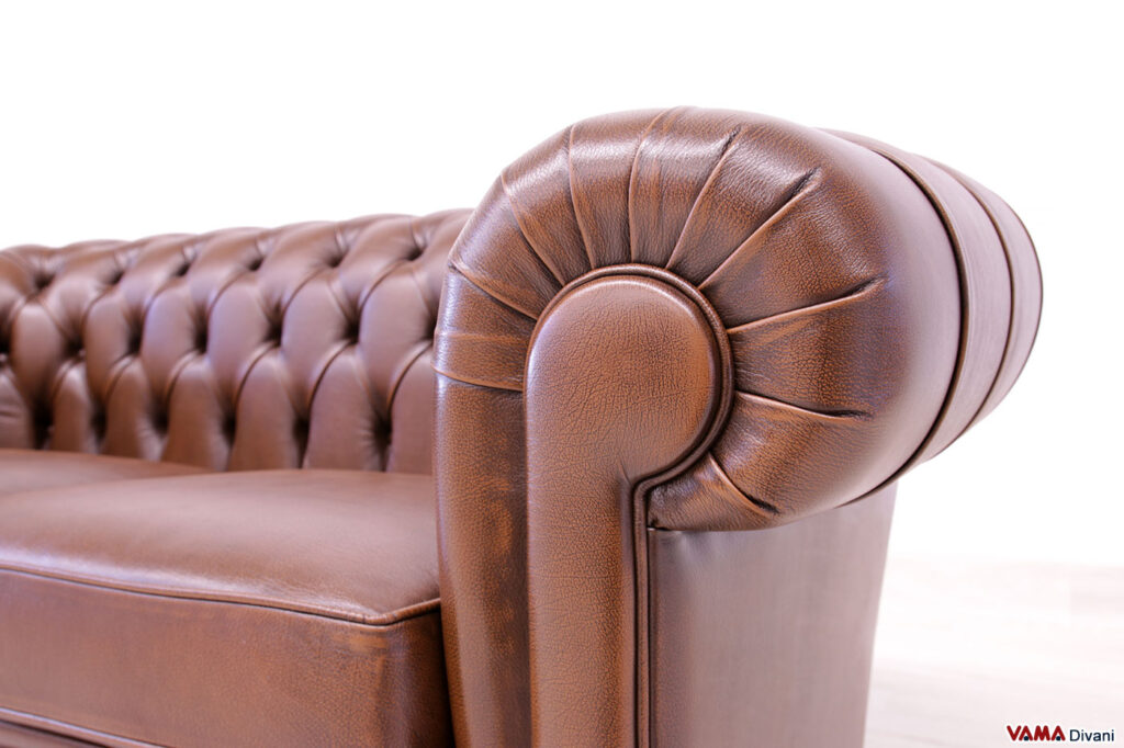 Bracciolo Chesterfield marrone vintage invecchiato a mano