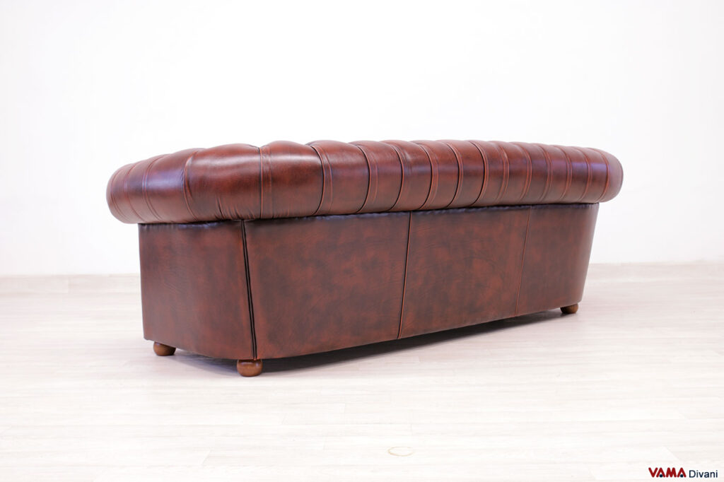 Retro del divano Chesterfield 3 posti in offerta color ruggine