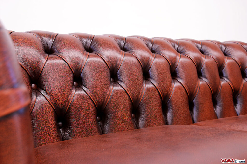 Schienale capitonné del divano Chesterfield in pelle vintage ruggine