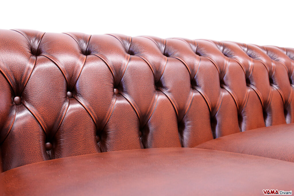 Schienale basso chesterfield con lavorazione capitonné