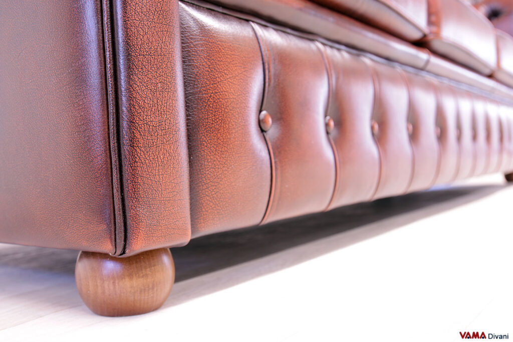 Gamba in legno tonda con base bottonata Chesterfield