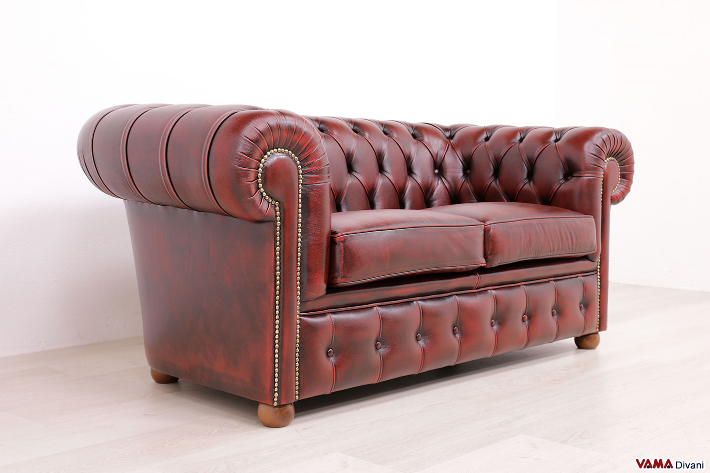 Divano Chester 2 posti rosso vintage con borchie