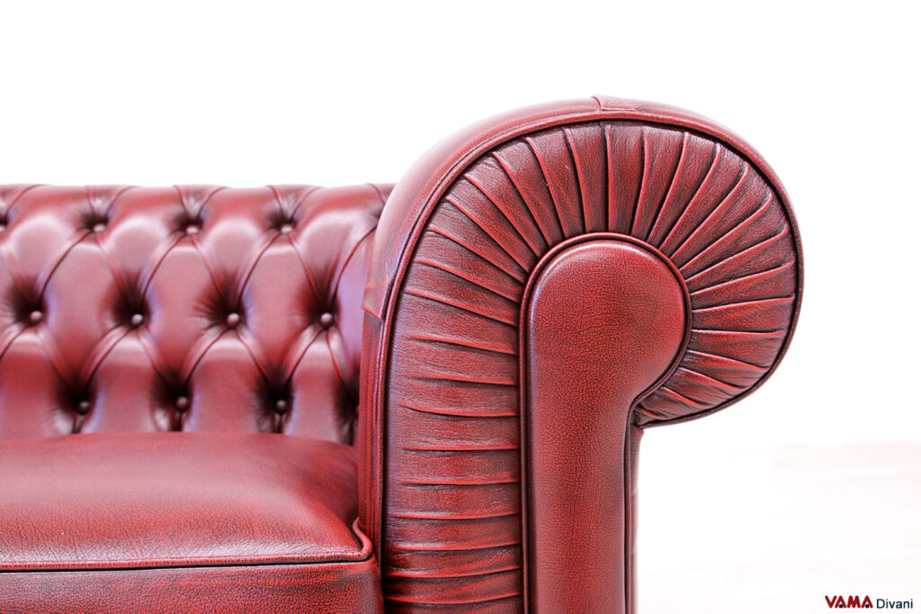 Bracciolo divano Chesterfield in pelle sfumata rossa