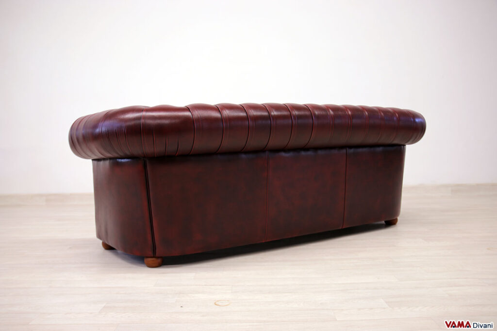 Divano Chesterfield rosso bordeaux invecchiato visto da dietro