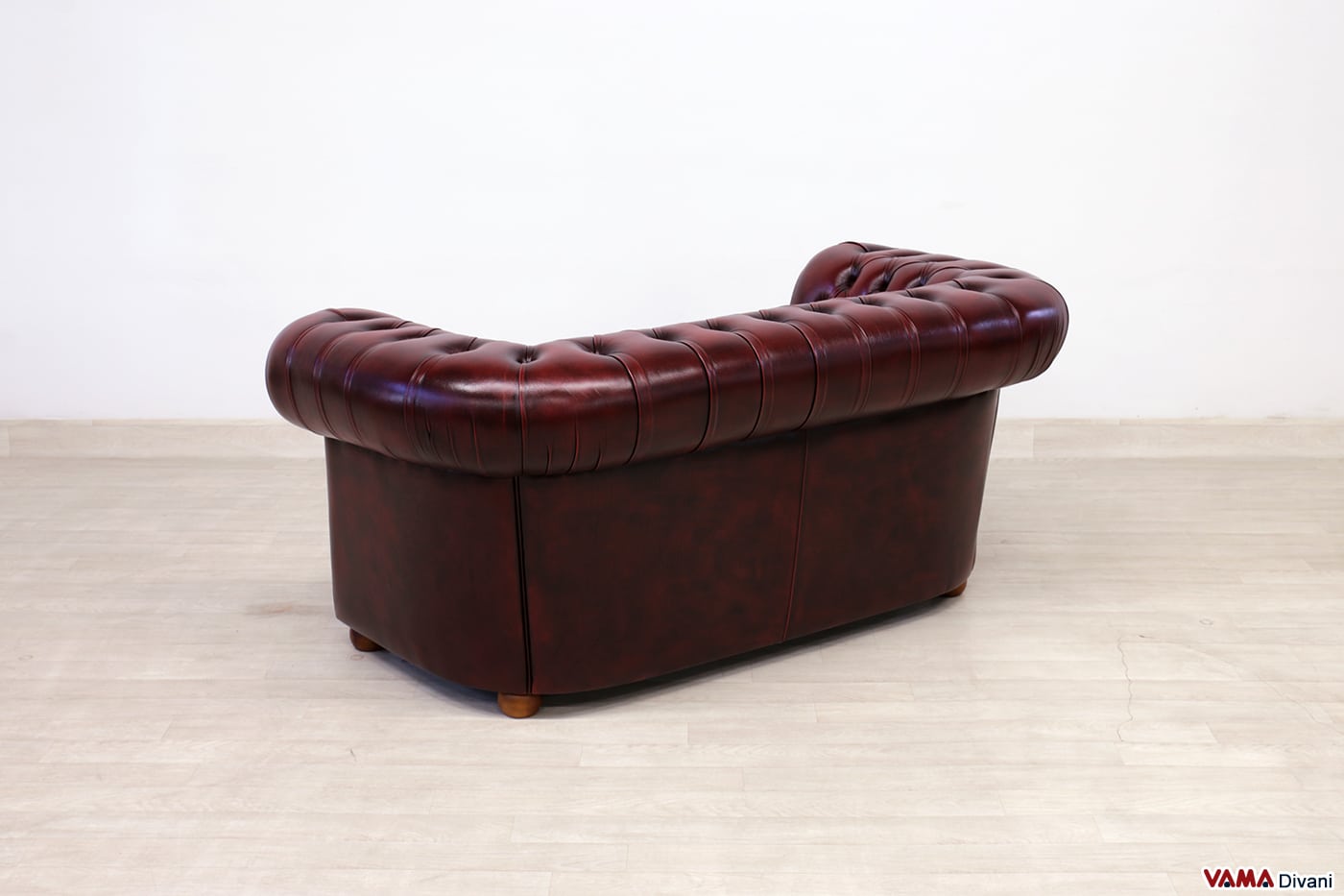 Divano Chesterfield 2 posti rosso vintage visto da dietro