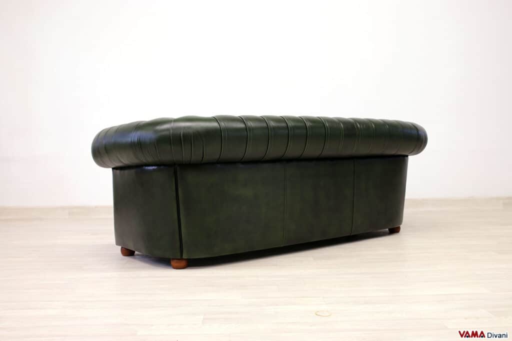 Divano Chesterfield 3 posti verde visto da dietro