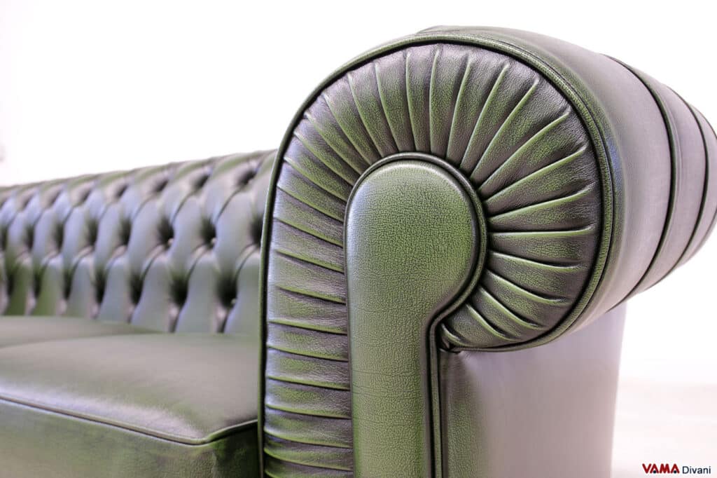 Bracciolo con pieghe frontali del divano Chesterfield verde