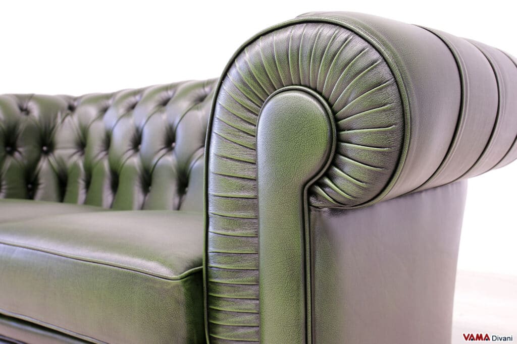 Parte frontale del bracciolo in pelle verde del divano Chesterfield