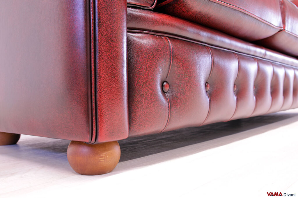 Base bottonata in pelle rossa bordeaux vintage del divano Chesterfield in offerta