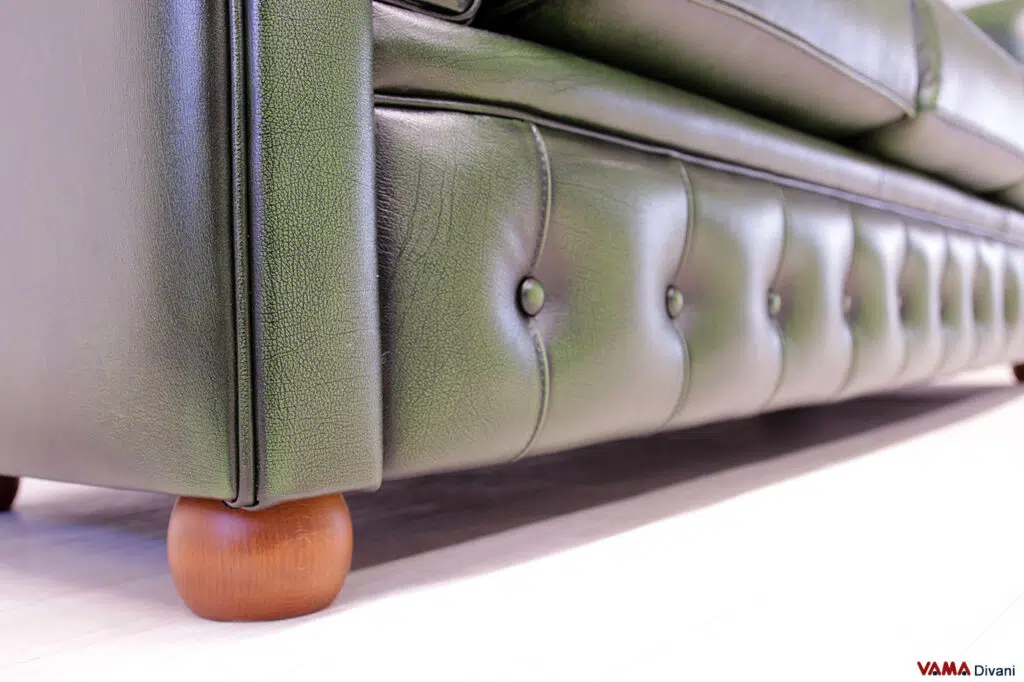 Piedi tondi in legno a forma di cipolla del divano Chesterfield verde