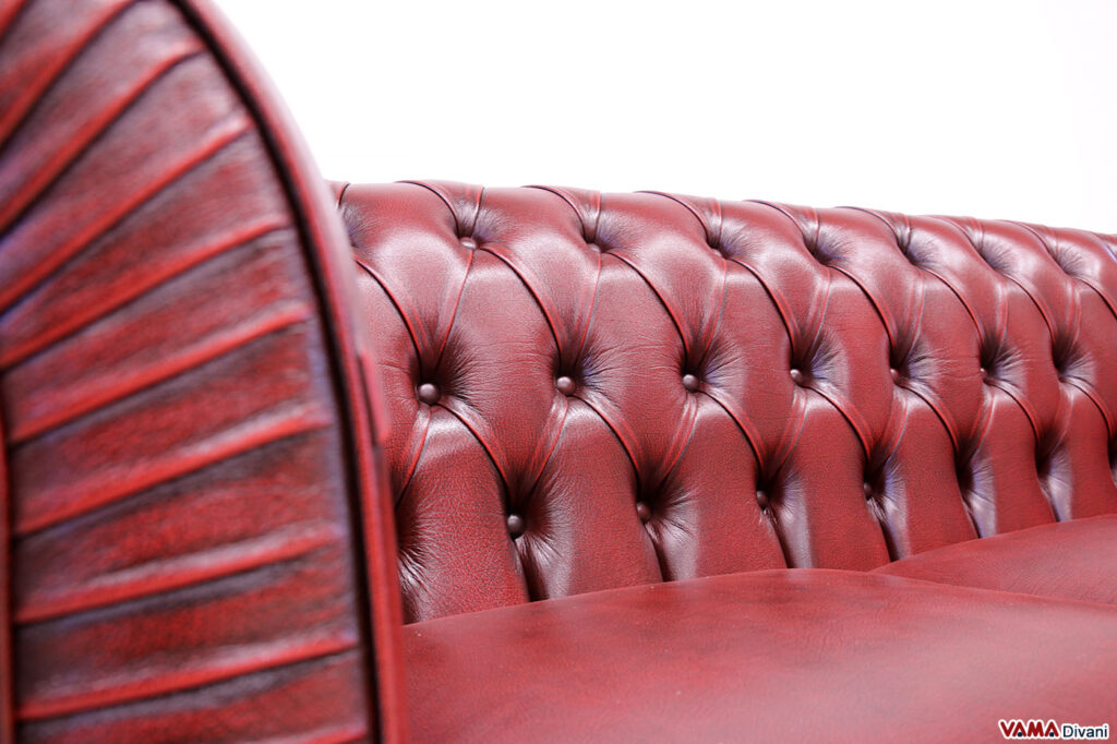 Schienale divano Chesterfield in pelle rossa bordeaux vintage