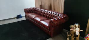 Divano Chesterfield 4 posti in pelle rossa vintage, recensione cliente di Latina