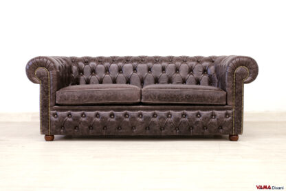 Divano Chesterfield Club in pelle marrone scuro vintage con chiodi ottone invecchiato