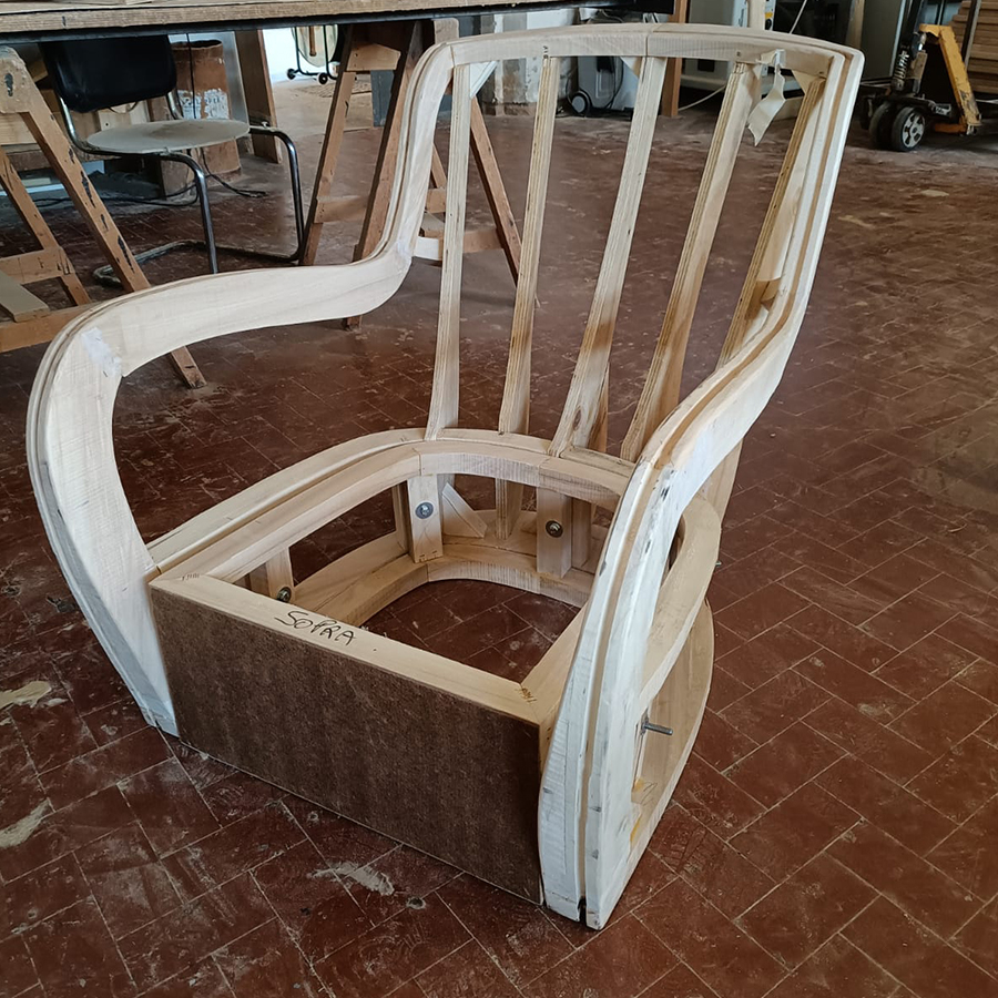Struttura in legno massello della poltrona Equestra AURUM