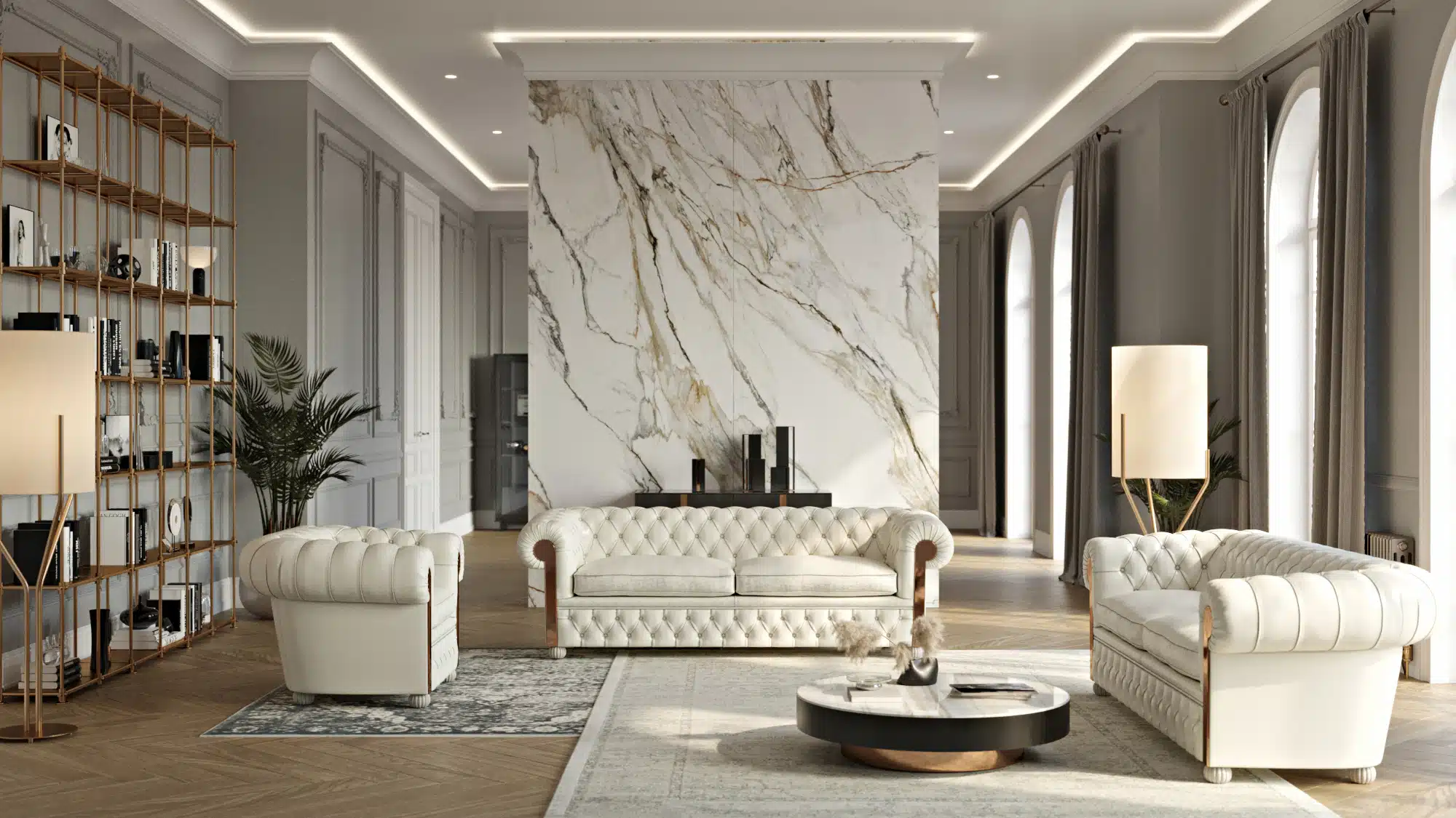 divano Chesterfield in pelle bianca in soggiorno in stile classico con marmo e oro