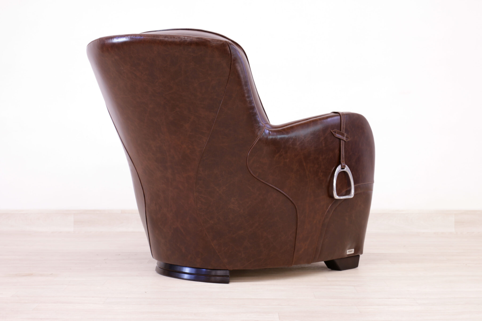 Poltrona Equestra in pelle vintage vista da dietro