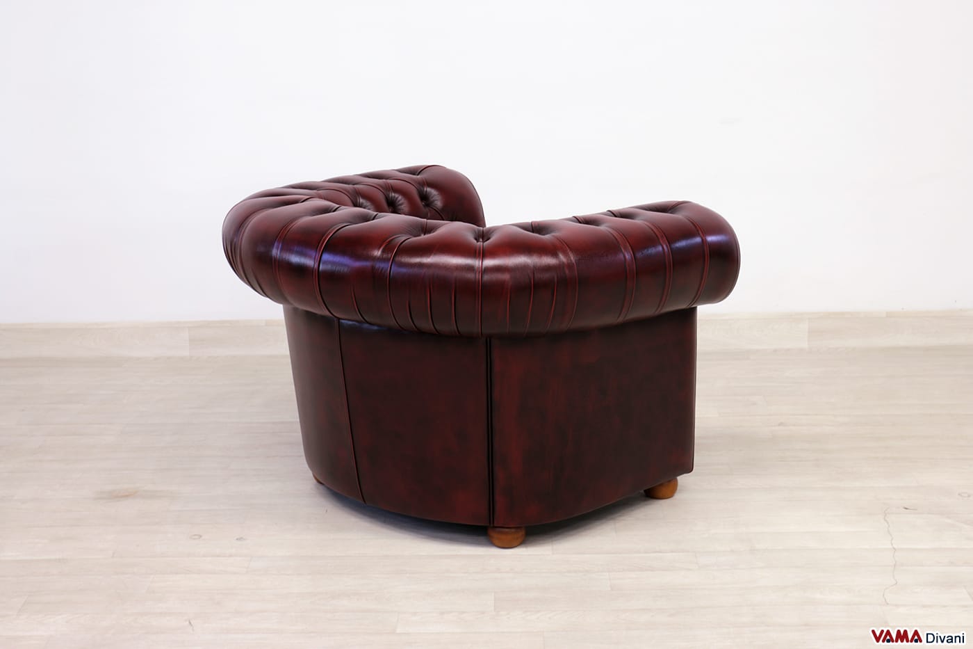 Poltrona Chesterfield rossa invecchiata a mano vista da dietro