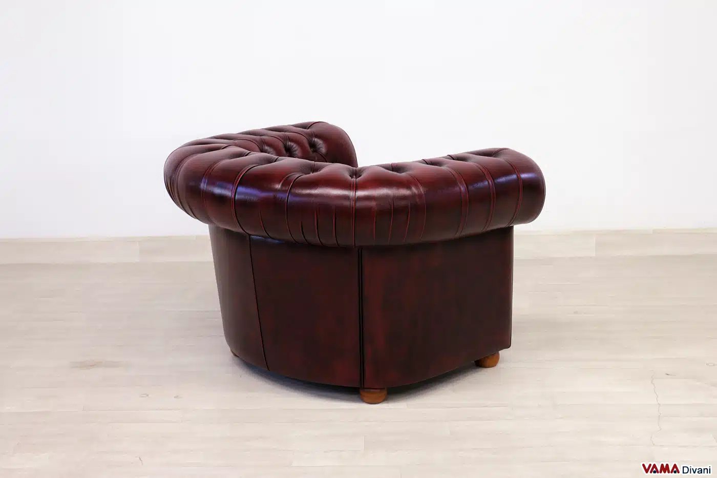 Poltrona Chesterfield rossa invecchiata a mano vista da dietro