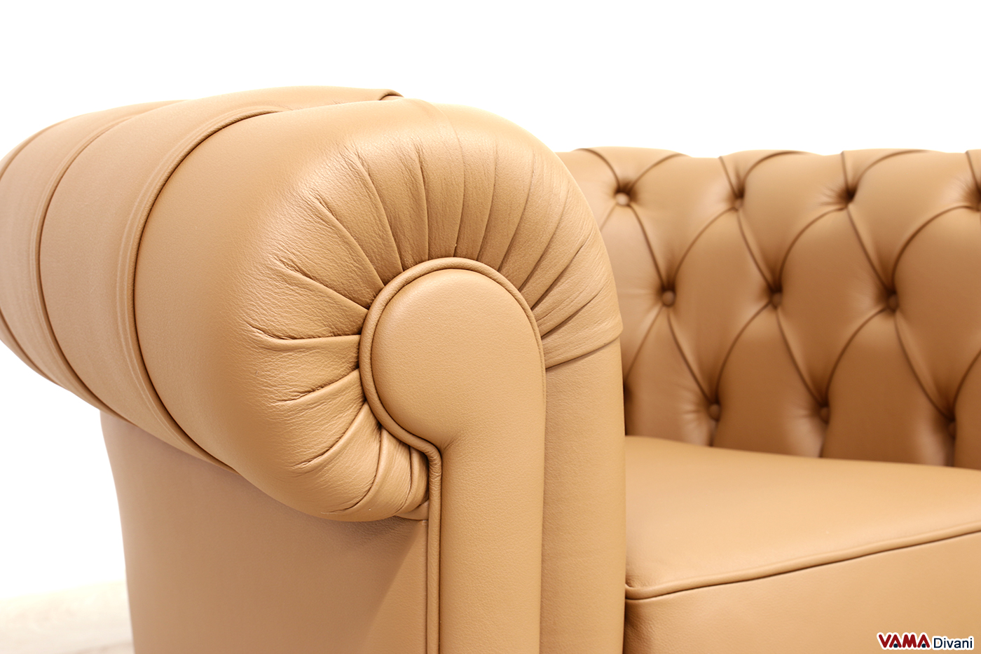 Design curvo e morbido del bracciolo Chesterfield