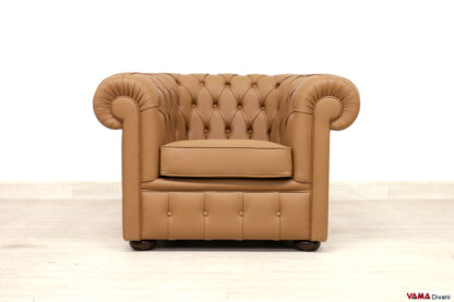 Poltrona Chesterfield in pelle color caramello