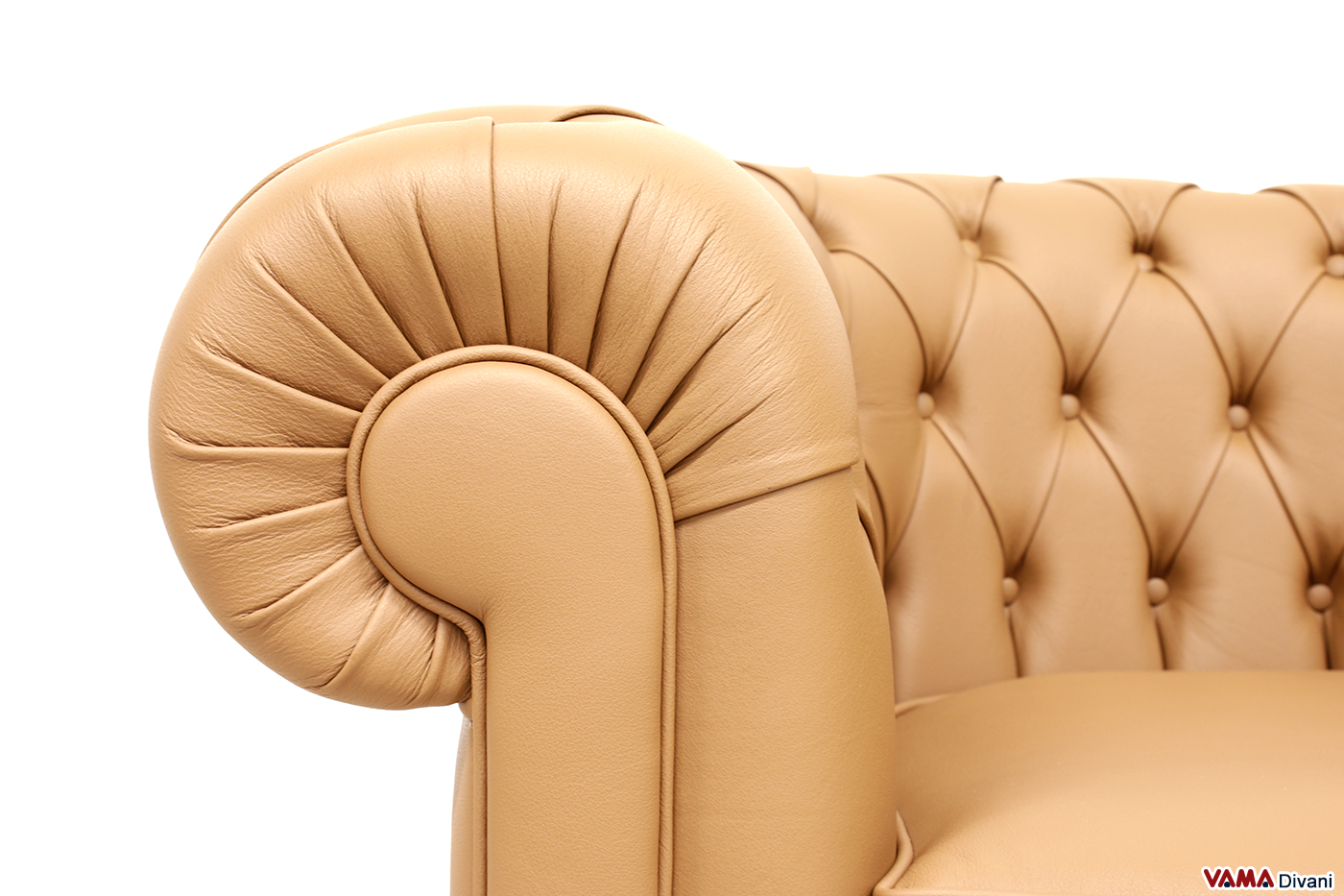Primo piano del bracciolo Chesterfield in pelle caramello