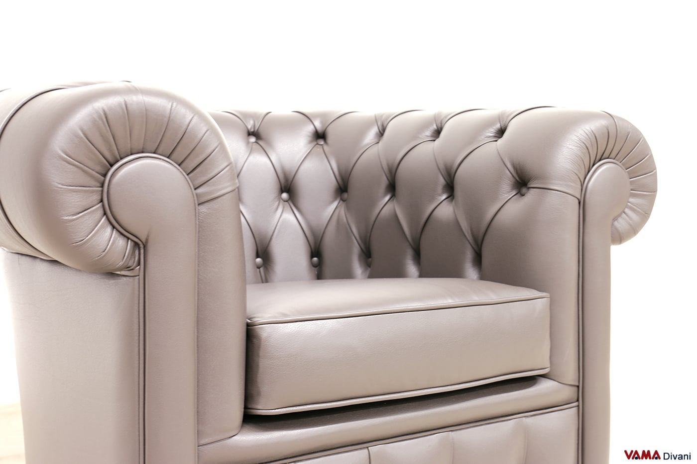 Seduta e braccioli della poltrona Chesterfield in pelle marrone testa di moro