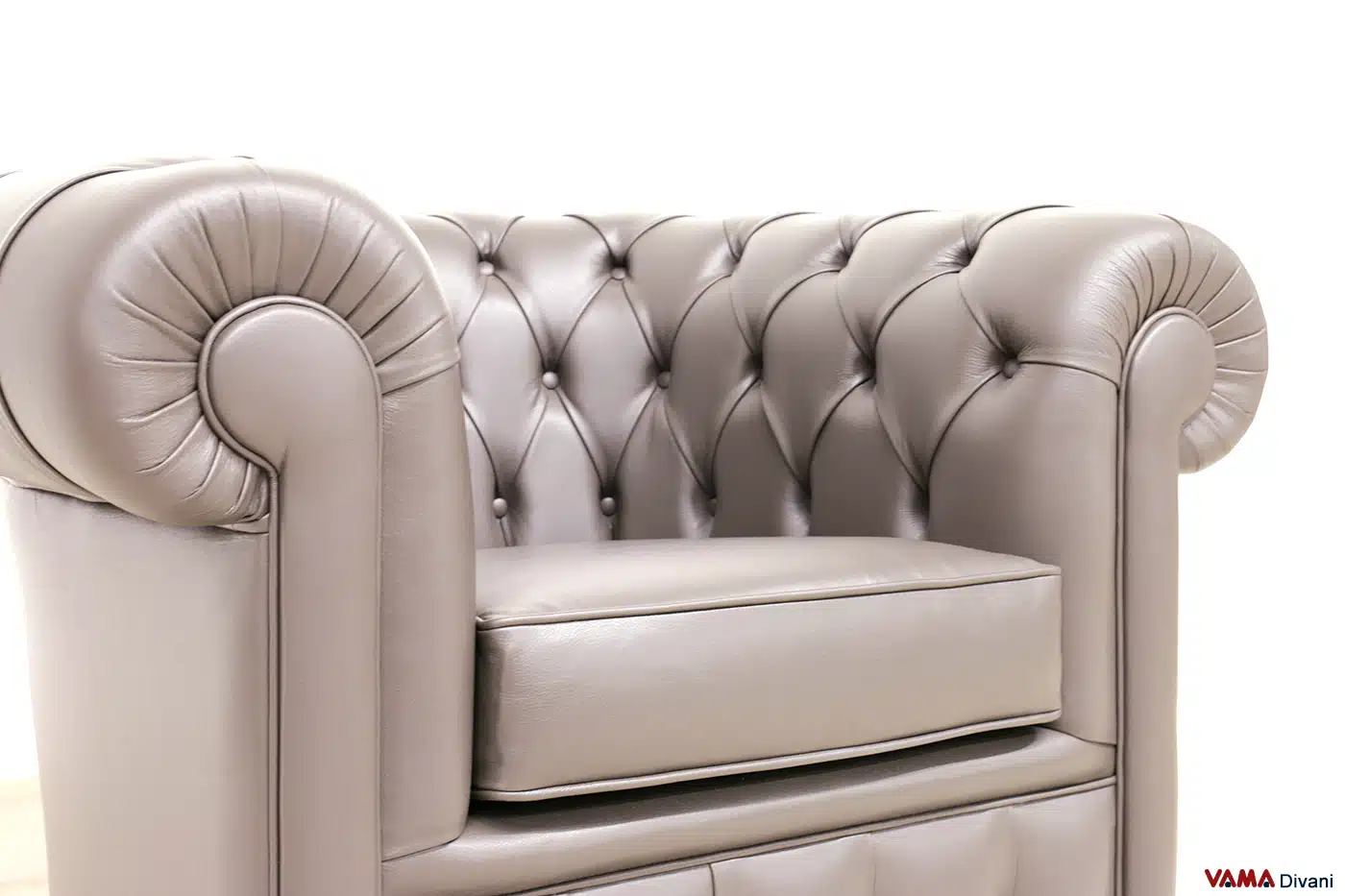Seduta e braccioli della poltrona Chesterfield in pelle marrone testa di moro