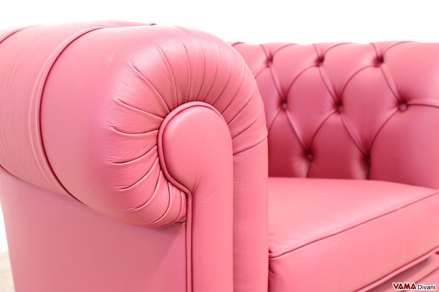Bracciolo della poltrona Chesterfield rossa in pelle