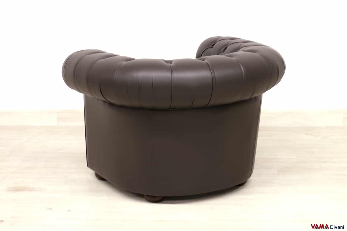Retro della poltrona Chesterfield in offerta e in pronta consegna marrone scuro
