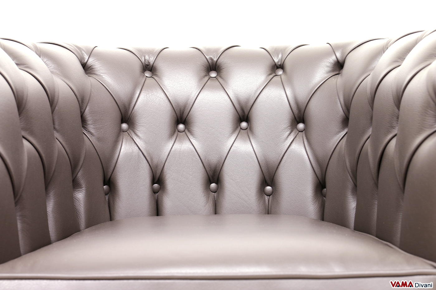 Schienale capitonné della poltrona Chesterfield marrone testa di moro in offerta