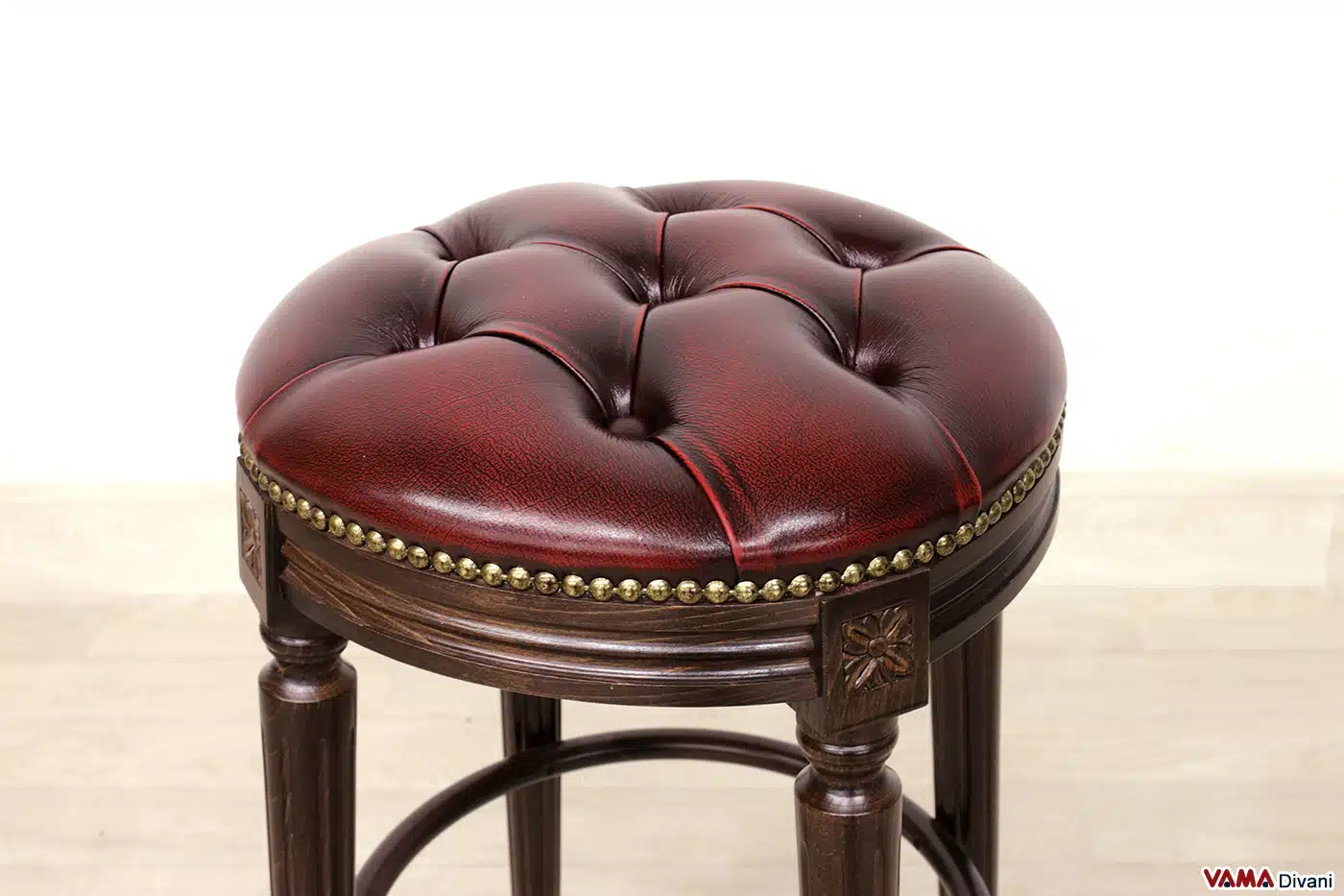 Seduta capitonné in pelle vintage con borchie ottone invecchiato.