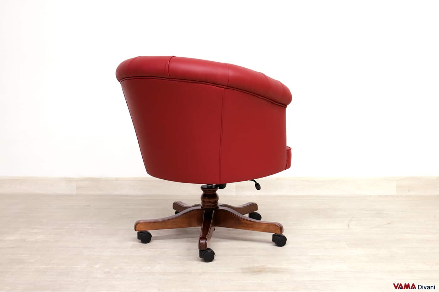 Retro della poltrona da ufficio classica con schienale basso per ospiti