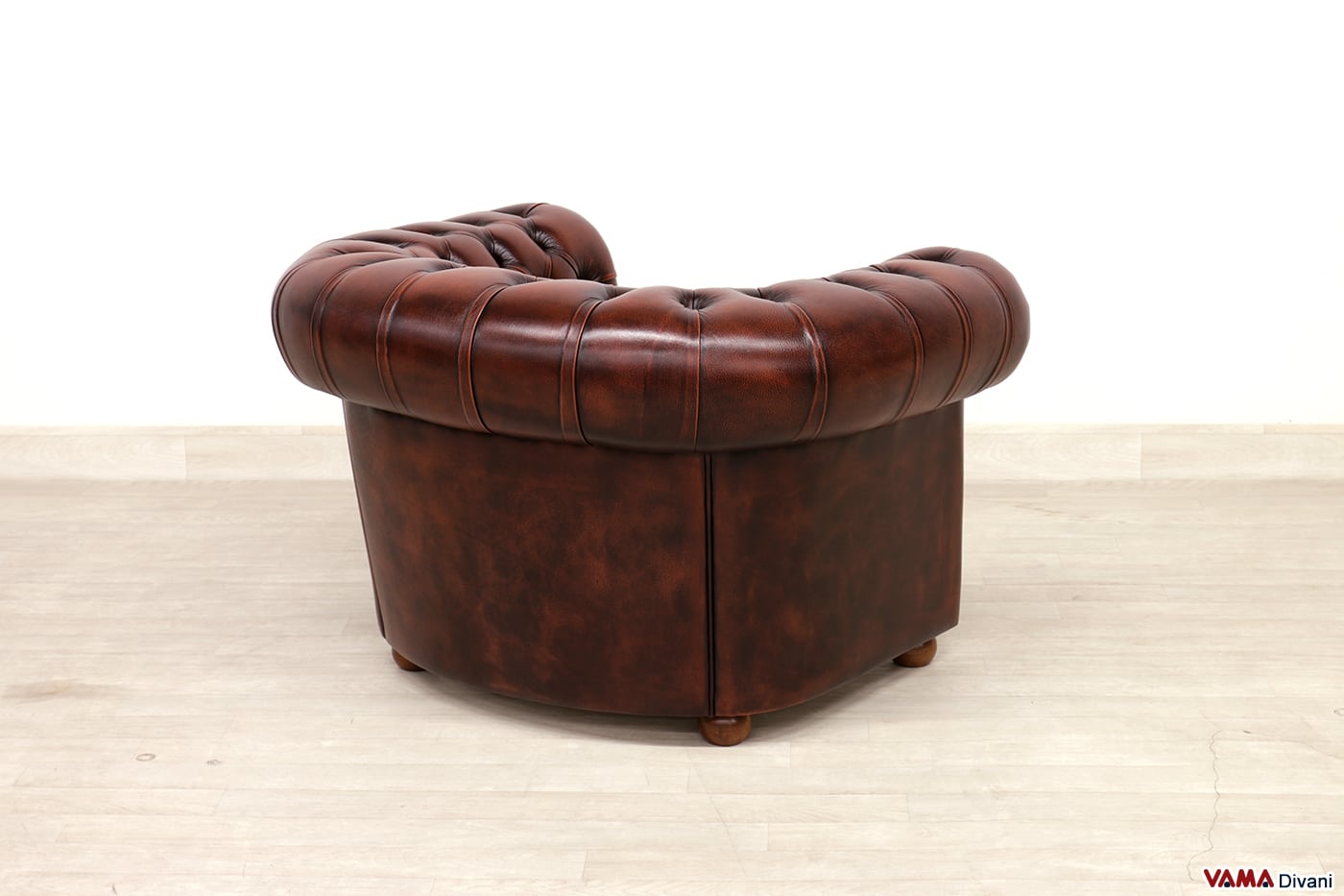 Poltrona Chesterfield in pelle ruggine invecchiata a mano vista da dietro