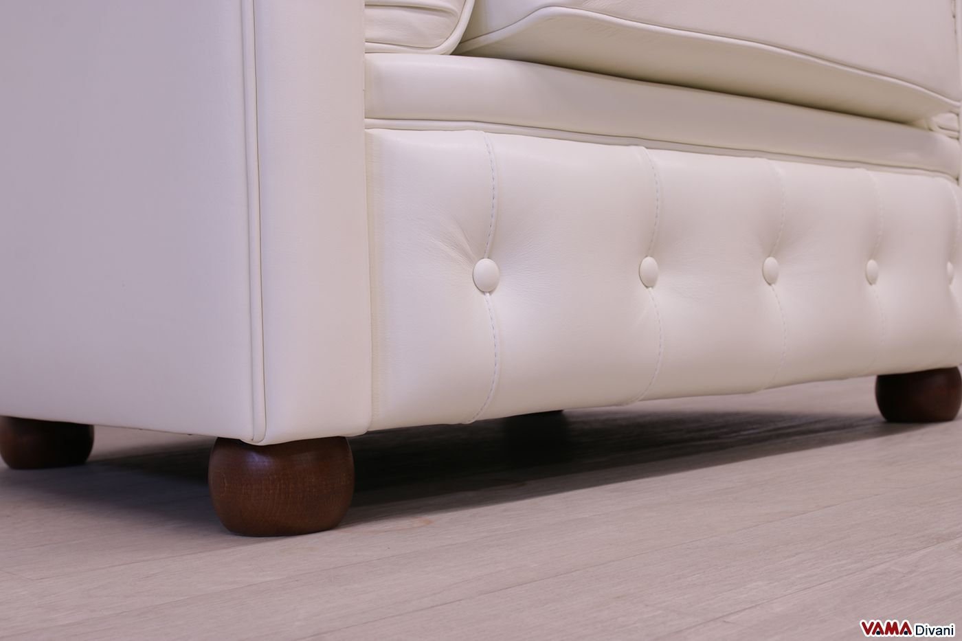 Base bottonata e piede in legno a forma di cipolla