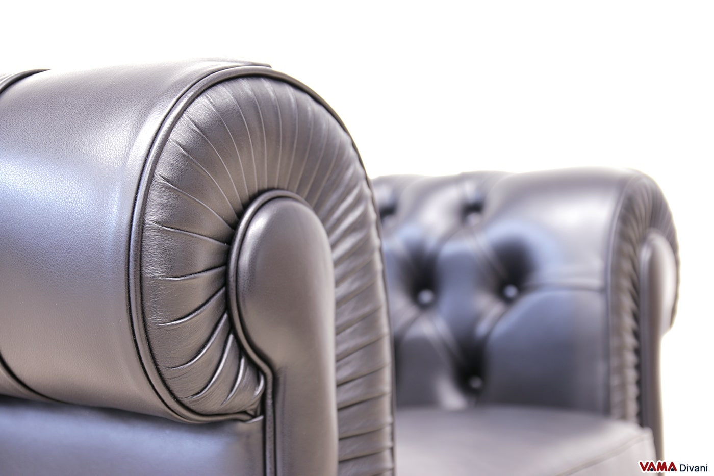 Bracciolo con pieghe della poltrona Chesterfield nera in pelle